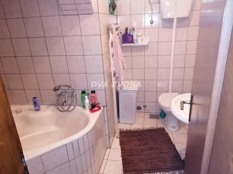 Prodaja, kuća, 450m², Centar, Inđija - image 8