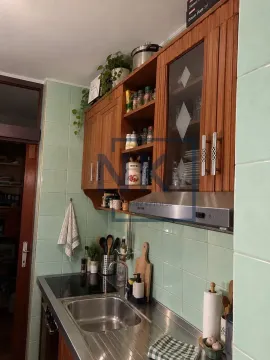 Manja kuhinja sa drvenim visećim elementima i zelenim zidnim pločicama. - image 2