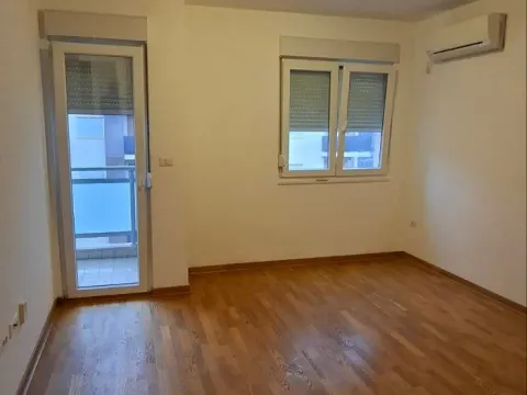 Izdavanje, jednosoban stan, 43m², City Kvart, Podgorica - image 1