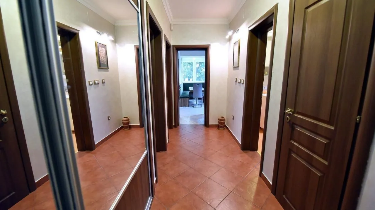 Sale, house, 235m², Velje Brdo, Podgorica