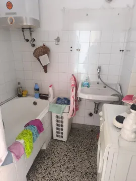 Starije kupatilo sa kadom, umivaonikom i bojlerom. - image 7