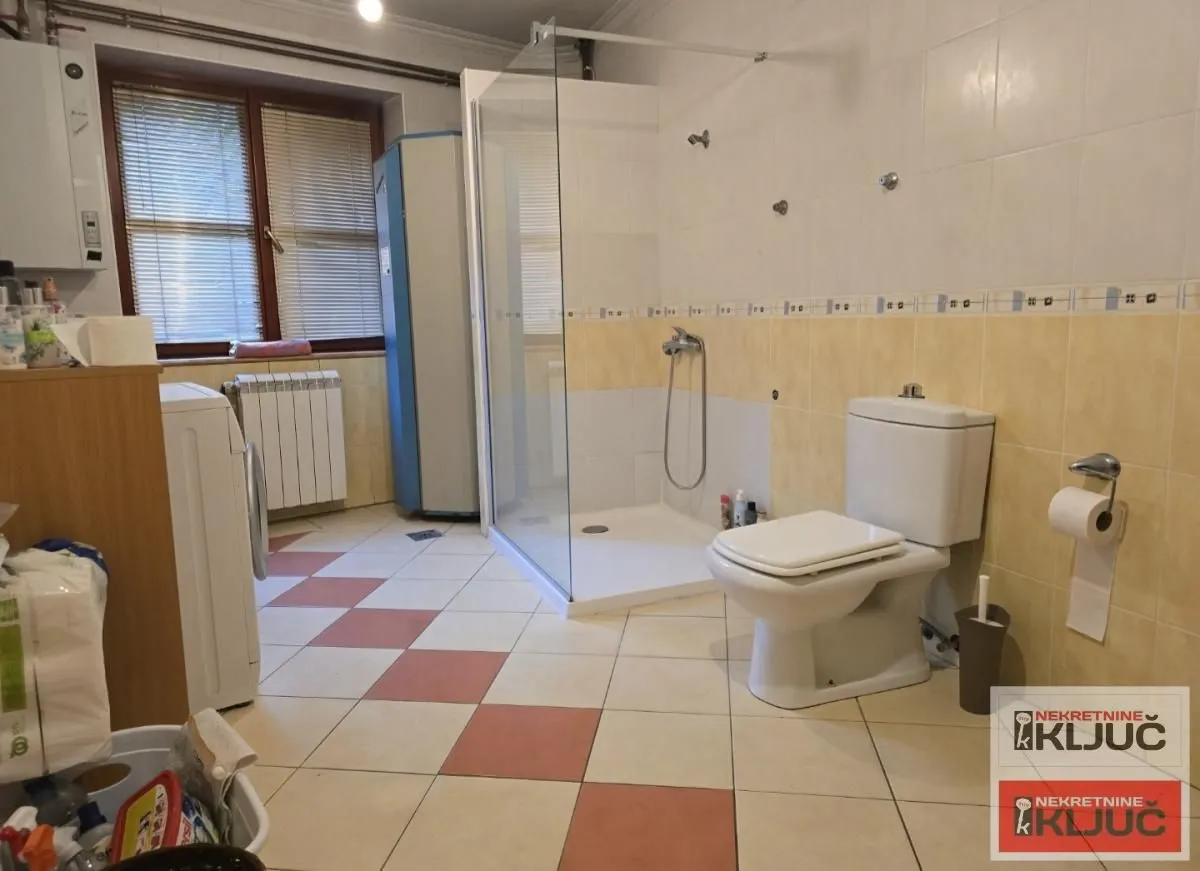 Izdavanje, kuća, 250m², Sajmište, Novi Sad