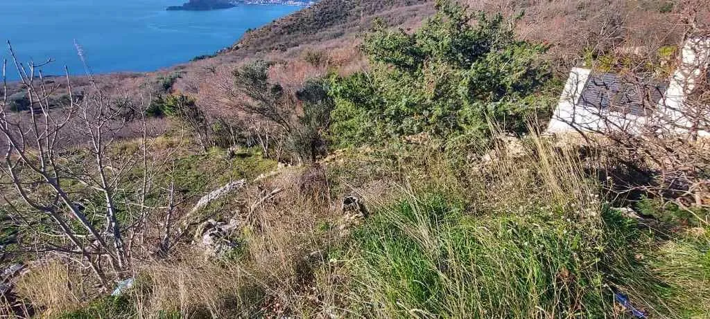 Zemljište na uzvišenju sa pogledom na more.