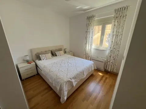 Svjetla i uredna spavaća soba sa bračnim krevetom i prozorom. - image 6