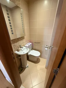 Manje kupatilo sa umivaonikom, WC šoljom i ogledalom. - image 8