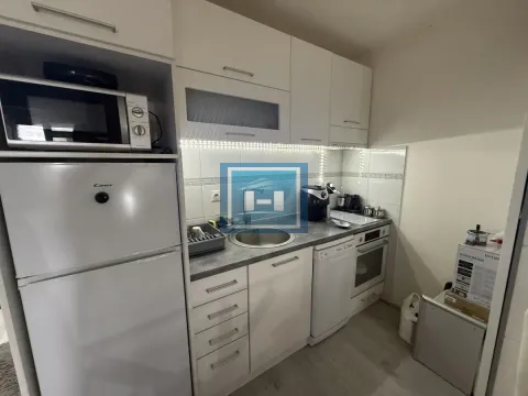 Manja bela kuhinja sa frižiderom, šporetom i gornjim elementima. - image 5