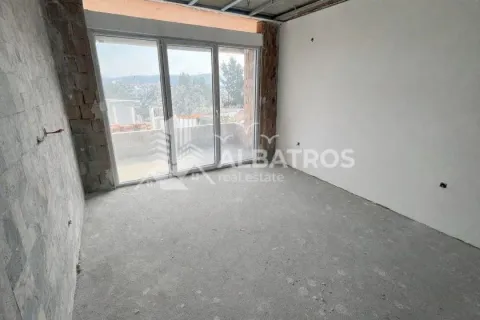 Prazna prostorija u izgradnji sa balkonskim vratima i pogledom. - image 2