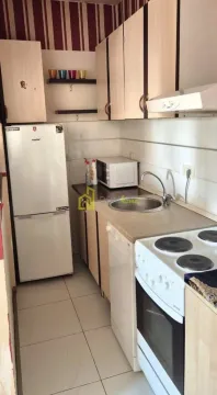 Manja kuhinja sa frižiderom, šporetom i visećim elementima. - image 4