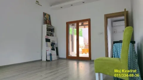Dnevna soba sa laminatom i izlazom na terasu. - image 9