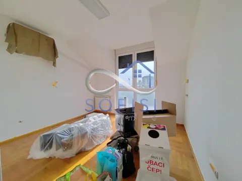 Izdavanje, četvorosoban stan, 147m², Centar, Novi Sad - image 11