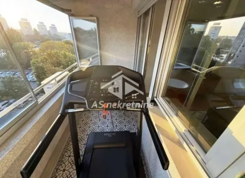 Zastakljeni balkon sa trakom za trčanje i pogledom na okolinu. - image 18