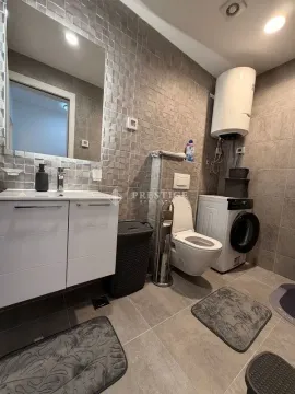 Savremeno opremljeno kupatilo sa sanitarijama, tuš kabinom i veš mašinom. - image 10