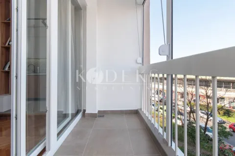 Manji zastakljeni balkon sa keramičkim pločicama i metalnom ogradom. - image 2