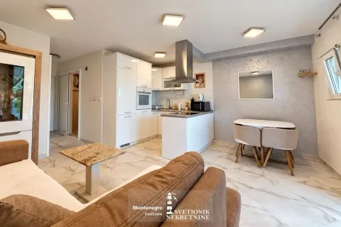 Dnevni boravak sa kuhinjom i trpezarijom u modernom stan. - image 4