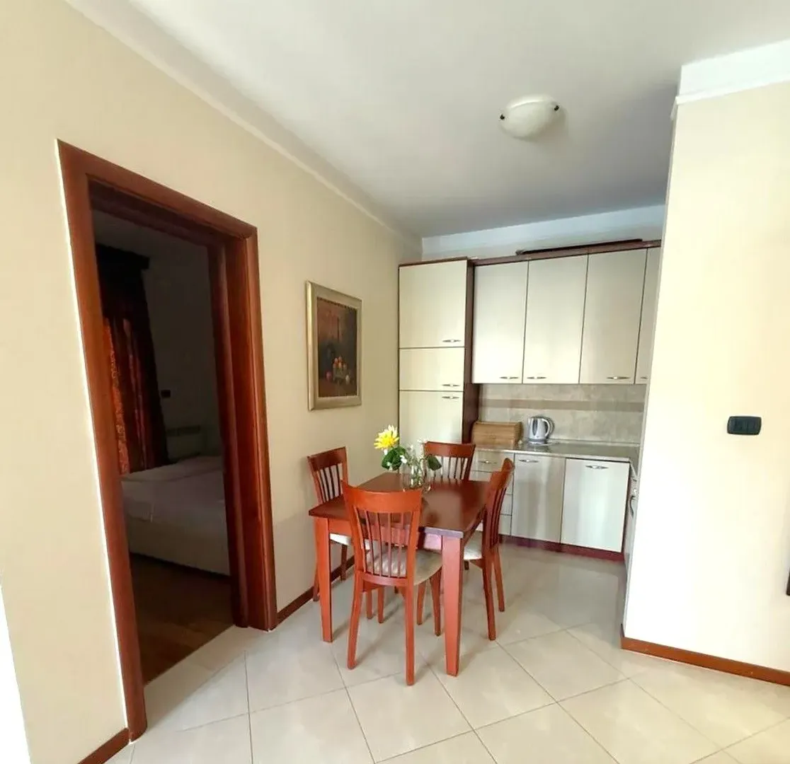 Izdavanje, dvosoban stan, 85m², Rafailovići, Budva