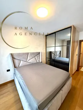 Bedroom with a double bed and a built-in mirrored wardrobe. - image 7