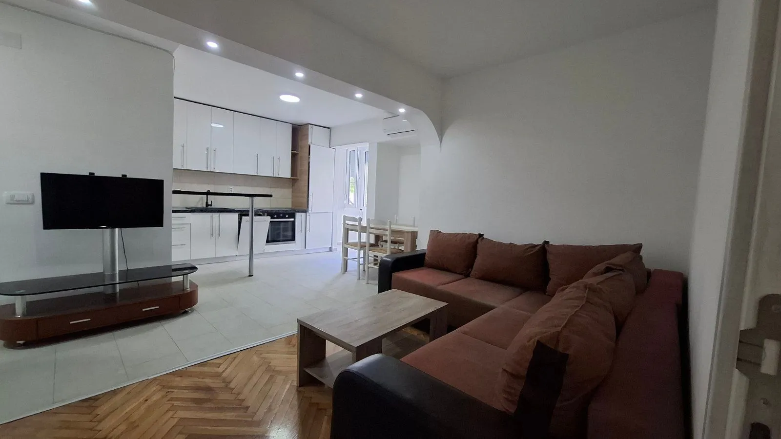Prodaja, dvosoban stan, 60m², Centar, Bar