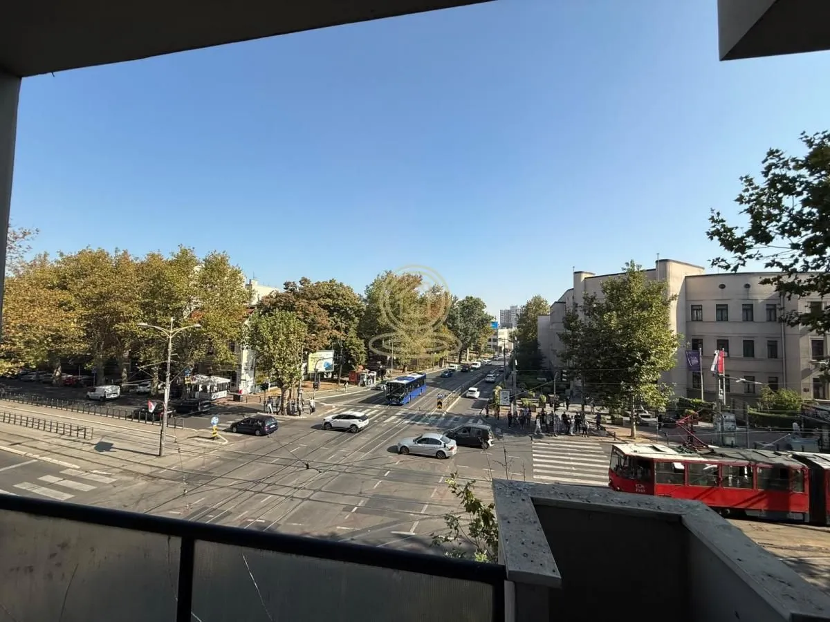 Pogled sa terase na gradsku ulicu i raskrsnicu sa saobraćajem.