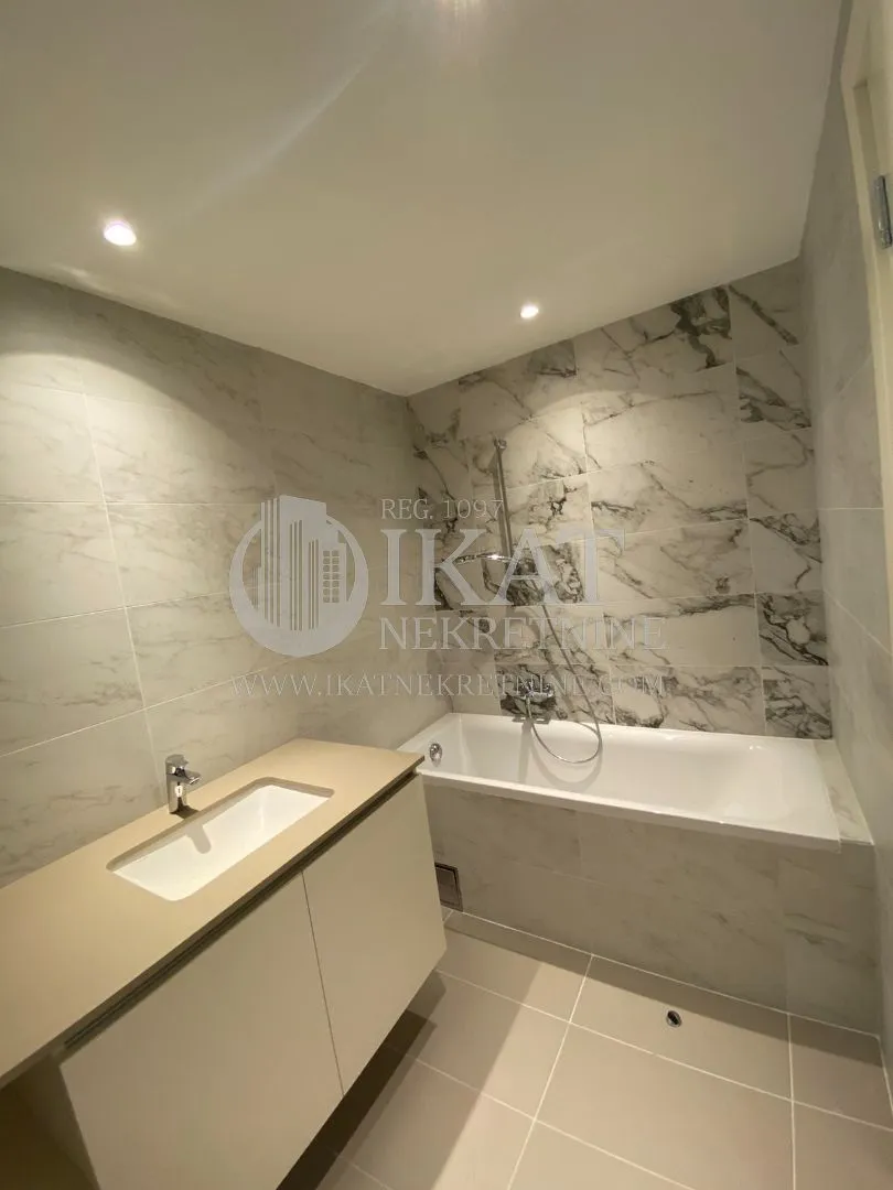 Izdavanje, trosoban stan, 121m², Savski Venac, Beograd