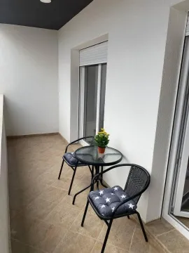 Manja natkrivena terasa opremljena malim stolom i dvije stolice. - image 7