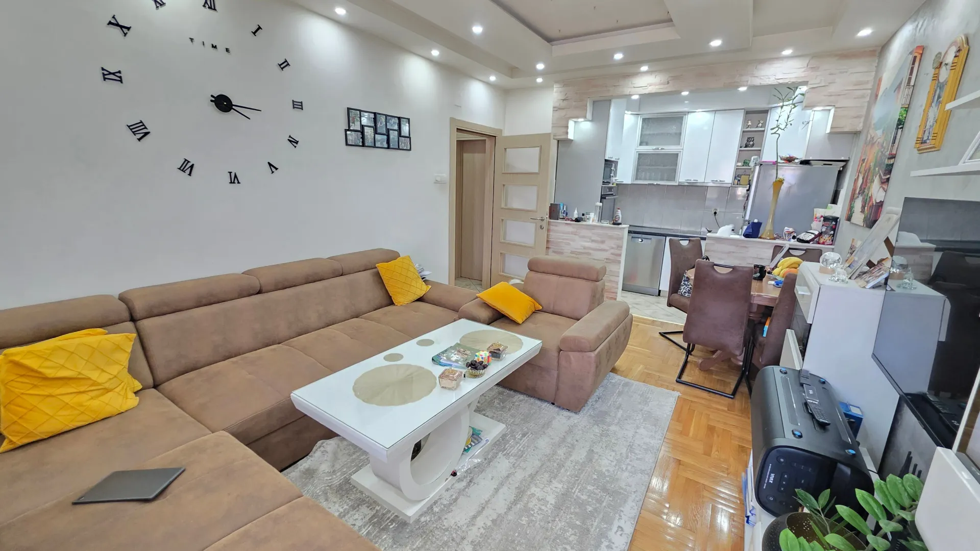 Prodaja, dvosoban stan, 83m², Krivi Most, Podgorica