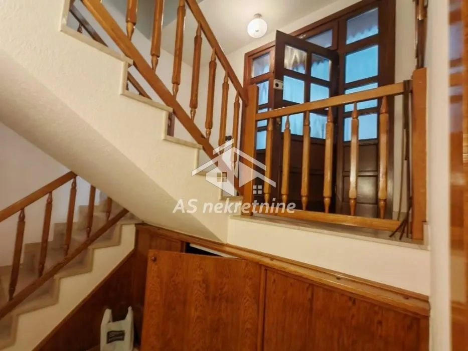 Izdavanje, kuća, 360m², Voždovac Sve Podlokacije, Beograd