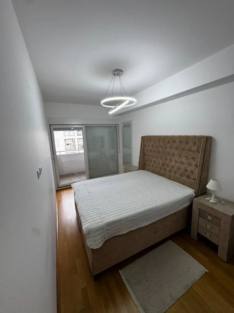 Furnished bedroom with a double bed and access to the terrace.