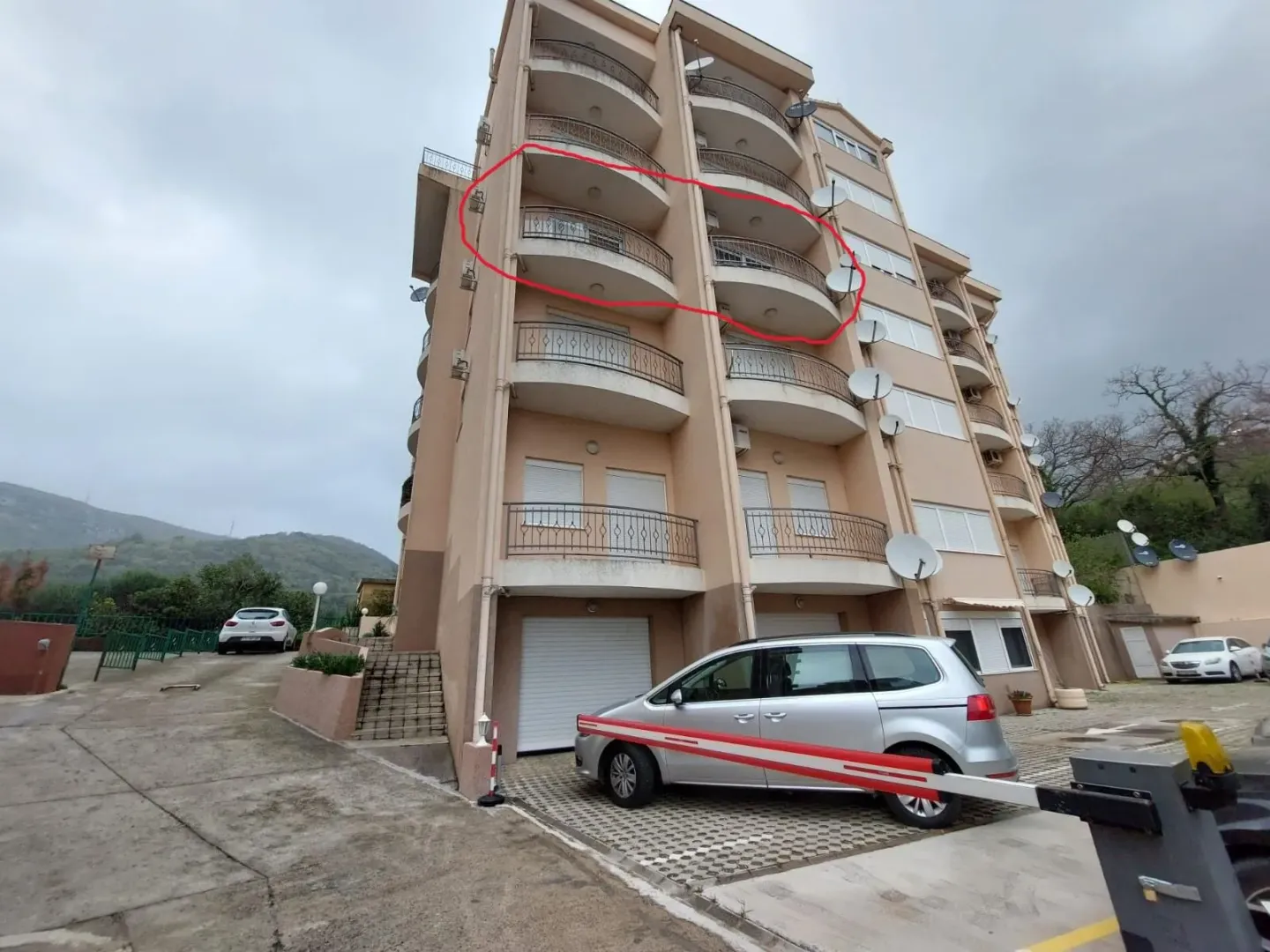 Spoljašnji izgled višestambene zgrade sa označenim balkonom.
