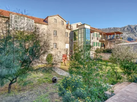 Izdavanje, kuća, 745m², Prčanj, Kotor - image 14