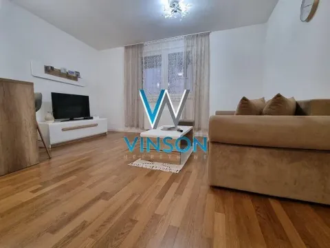 Nameštena dnevna soba sa garniturom i televizorom. - image 4