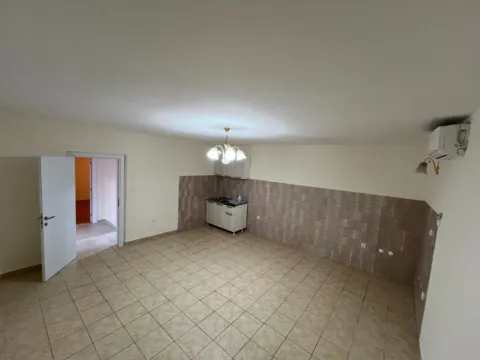 Prodaja, kuća, 236m², Tološi, Podgorica - image 12