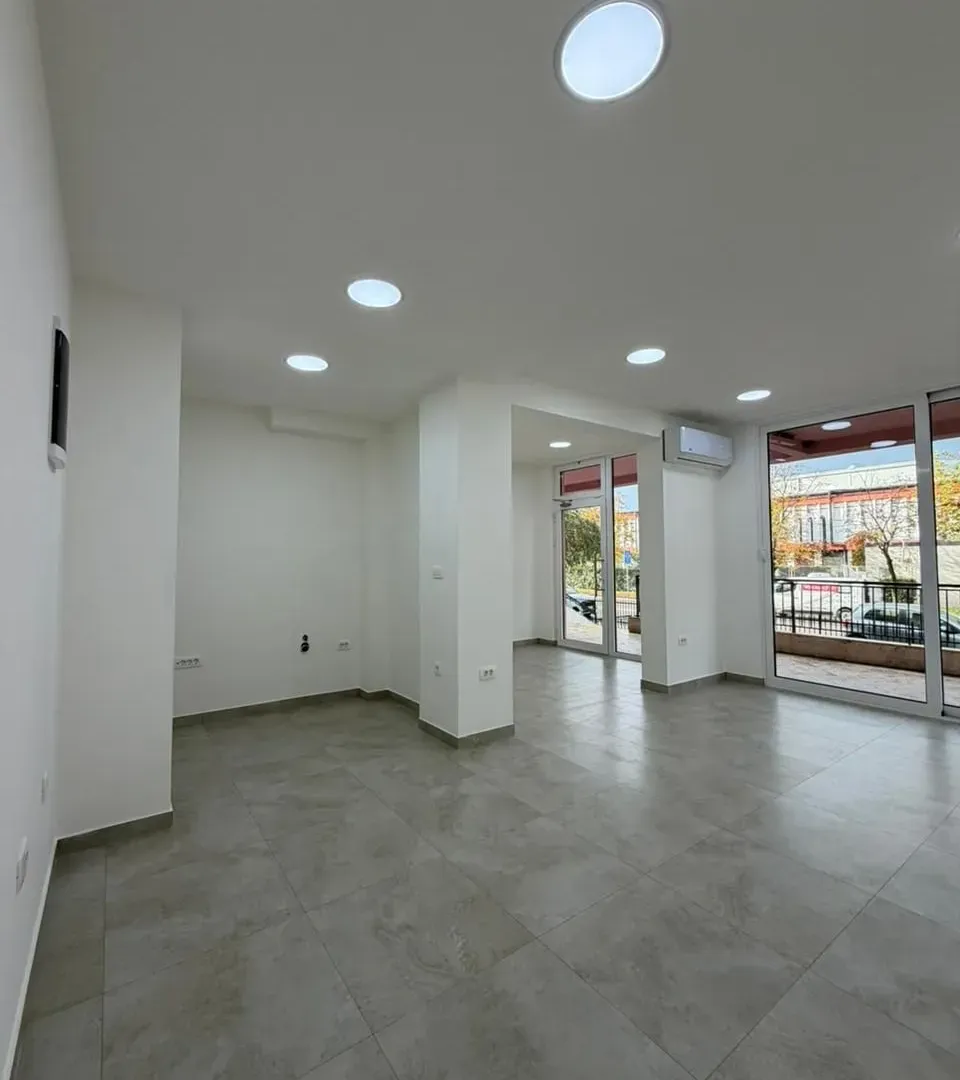 Izdavanje, poslovni prostor, 57m², Krivi Most, Podgorica