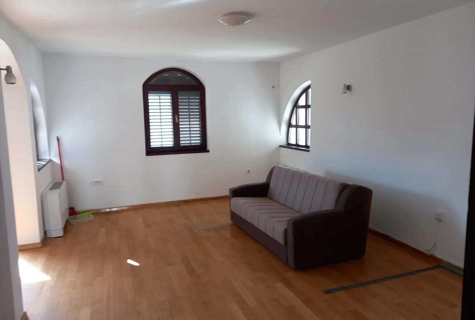 Prodaja, kuća, 340m², Tološi, Podgorica