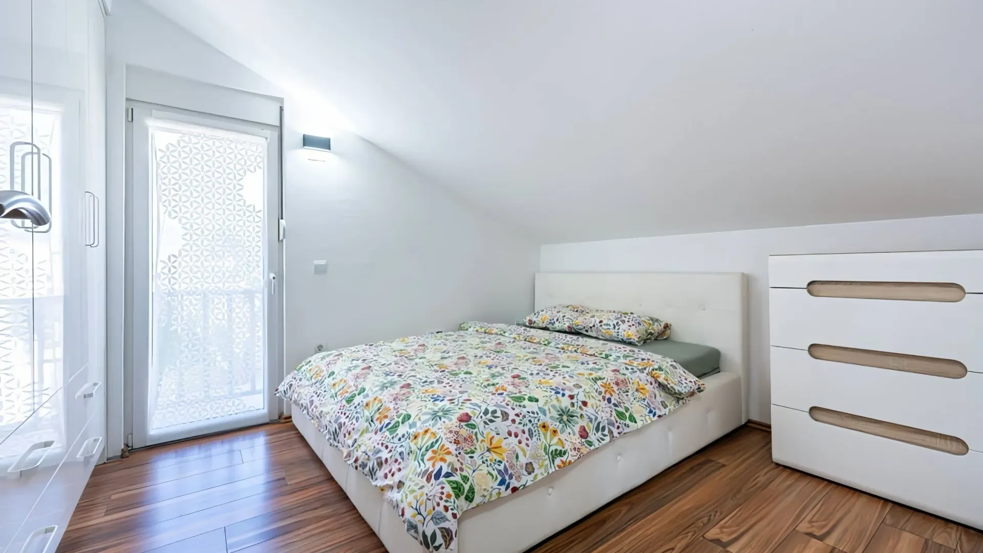 Izdavanje, trosoban stan, 130m², Kalimanj, Tivat