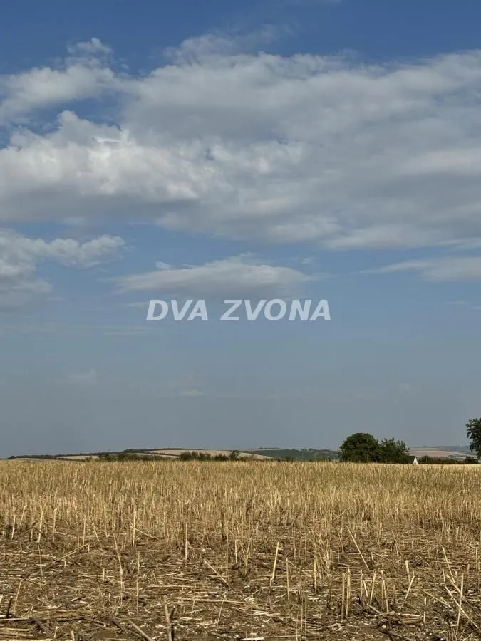 Pogled na okolni pejzaž i polja.