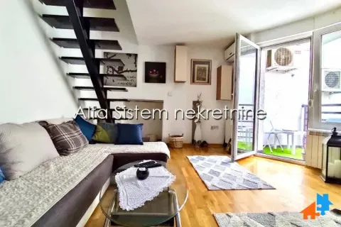 Dnevna soba sa garniturom, stepeništem i izlazom na terasu. - image 6