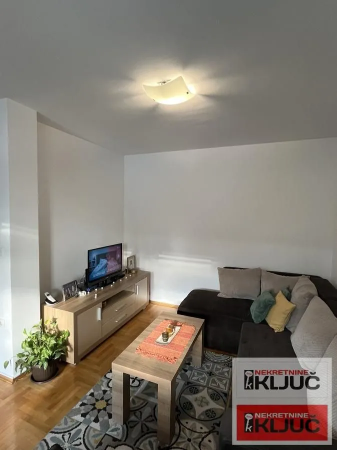 Prodaja, četvorosoban stan, 77m², Bulevar patrijarha Pavla, Novi Sad Sve Podlokacije