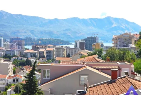Pogled sa terase na grad, more i planine u pozadini. - image 6