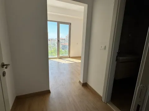 Prodaja, dvosoban stan, 72m², Centar, Bar - image 9