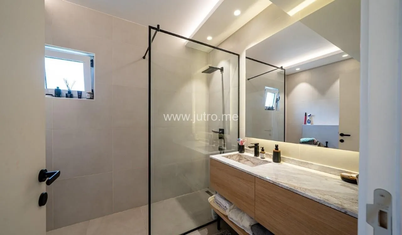 Prodaja, dvosoban stan, 122m², Centar, Tivat