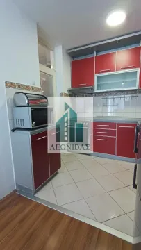 Kuhinja sa crvenim elementima i keramičkim pločicama na podu. - image 11