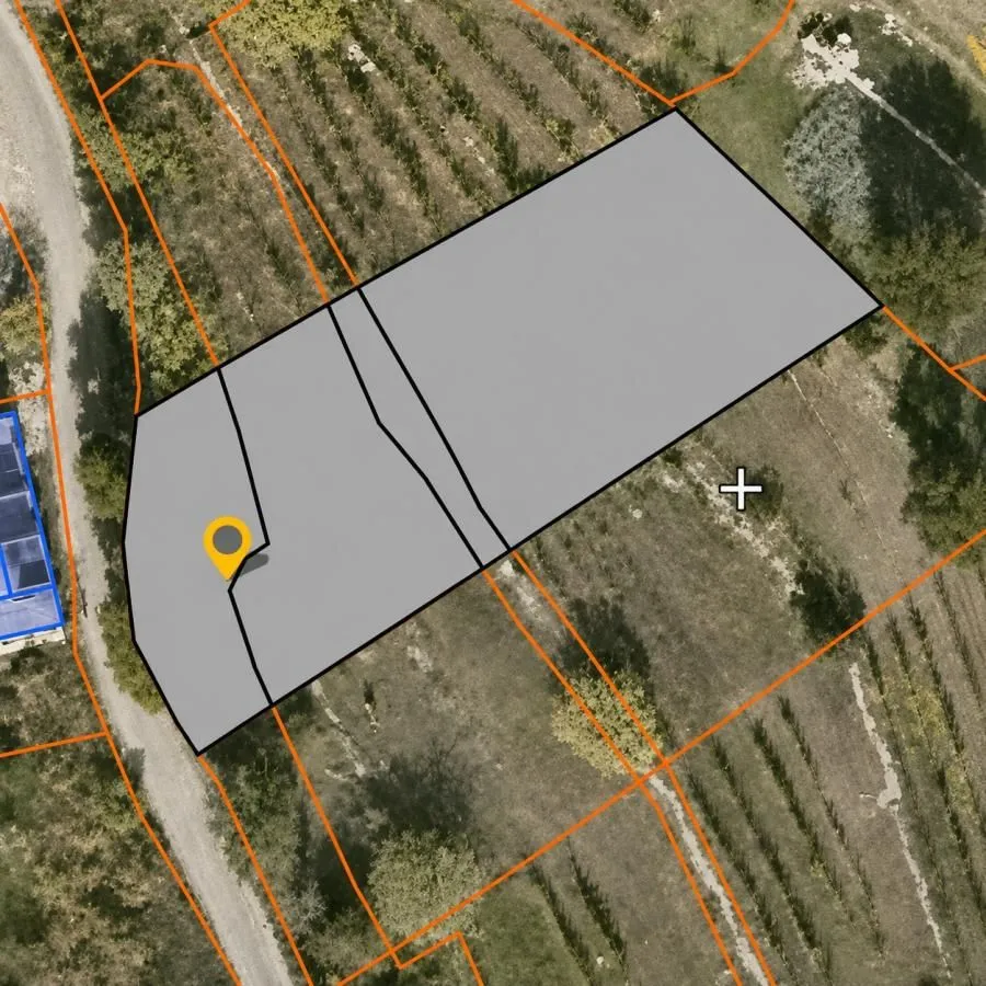 Katastarski prikaz parcele sa označenim granicama na satelitskom snimku.
