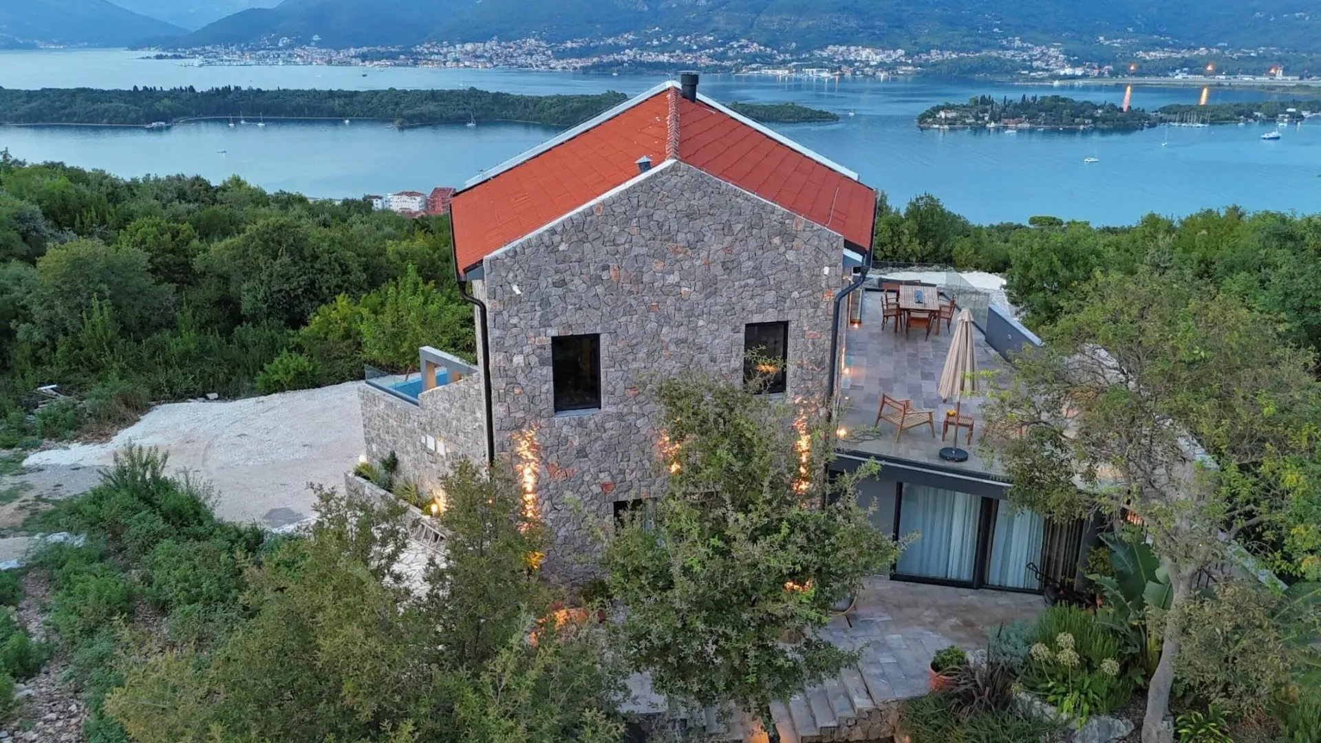Rent, house, 520m², Đuraševići, Tivat