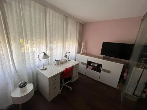Radni sto sa stolicom i komodom sa televizorom u sobi sa velikim prozorom. - image 13