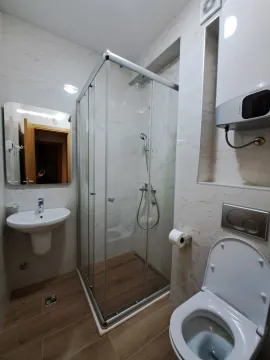 Moderne kupatilo sa tuš kabinom, umivaonikom i wc šoljom. - image 5
