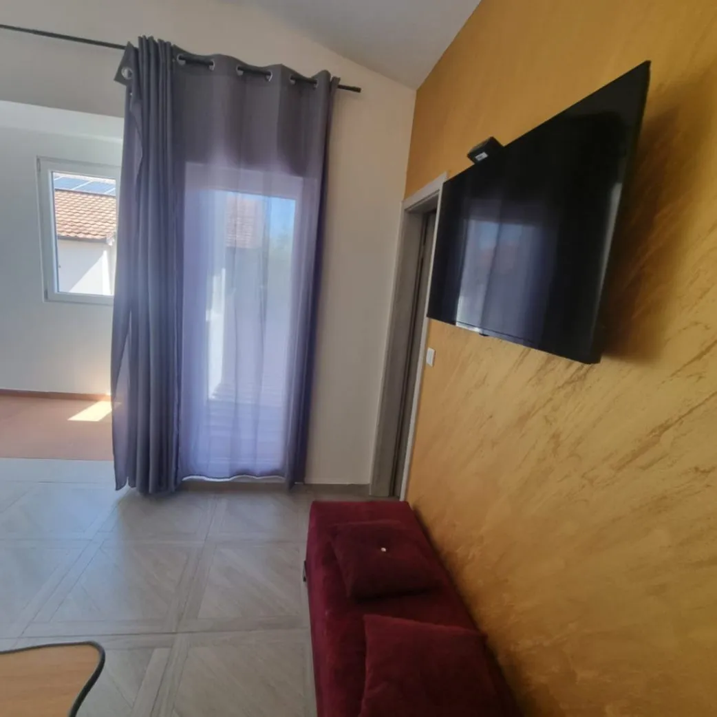 Izdavanje, jednosoban stan, 40m², Tološi, Podgorica