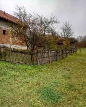 Seosko imanje sa kućom, drvenom ogradom i pomoćnim objektom u dvorištu. - image 13