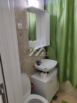 Manje kupatilo sa umivaonikom, ogledalom, ormarićem i toaletnom šoljom. - image 9