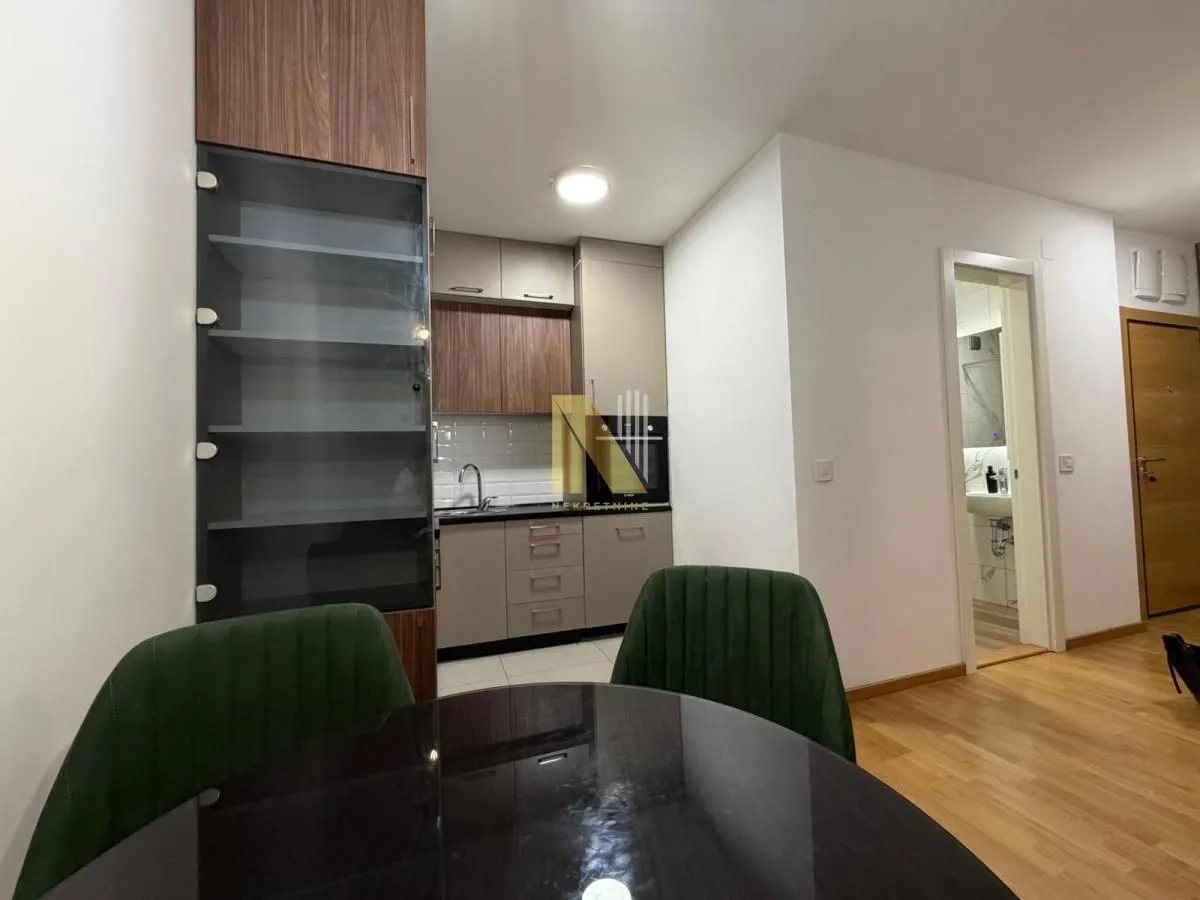Izdavanje, dvosoban stan, 45m², Novi Sad, Srbija