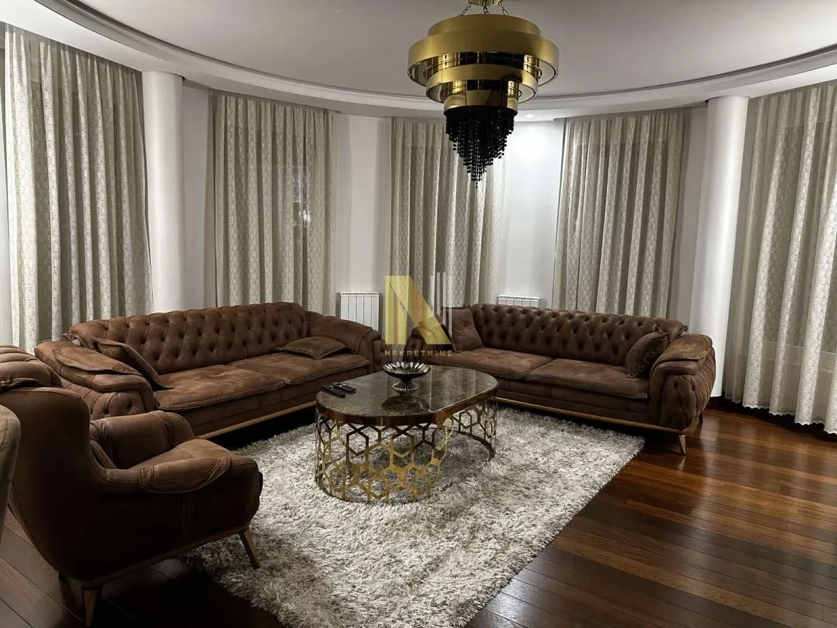 Izdavanje, četvorosoban stan, 116m², Socijalno, Novi Sad Sve Podlokacije